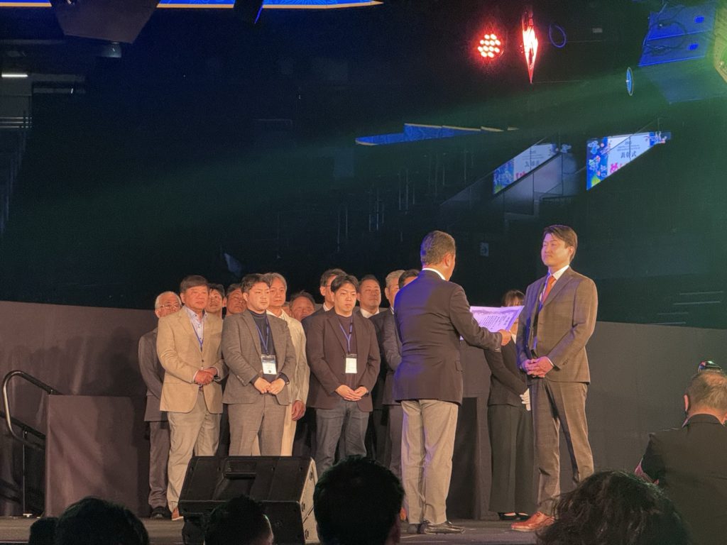 表彰状受け取り風景