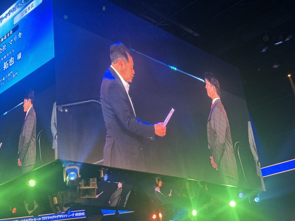 表彰状を受け取る社長